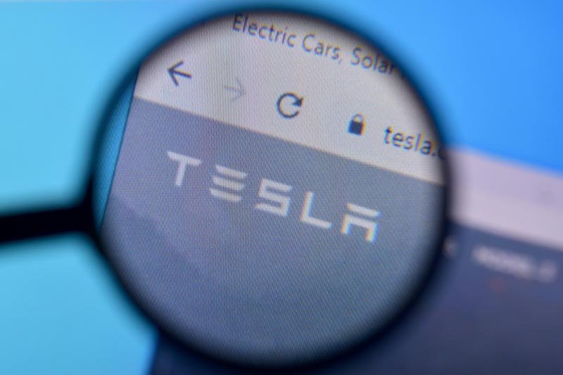 homepage-of-tesla-website-on-the-display-of-pc-url-tesla-com_t20_lLaW2w
