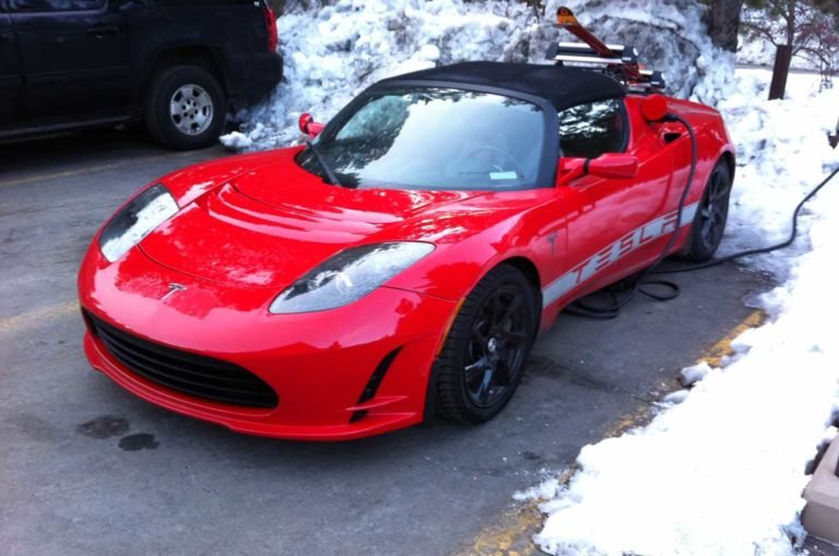 tesla-roadster-in-snow