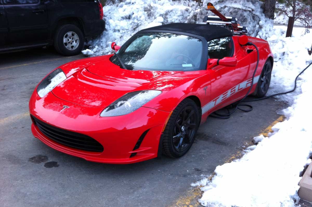 tesla-roadster-in-snow